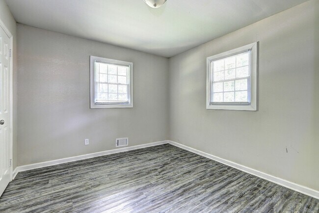 Building Photo - 2069 Hillcrest Dr
