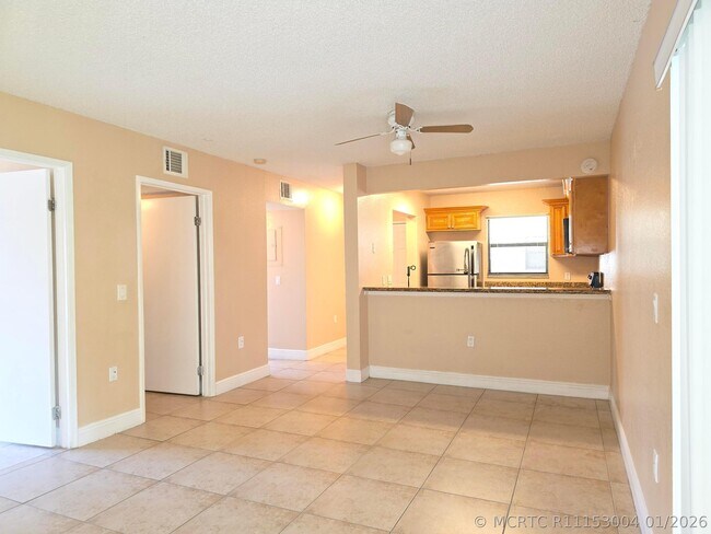 Building Photo - 1542 Lake Crystal Dr