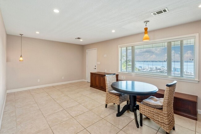 Building Photo - Gorgeous Water Views!