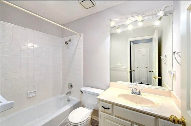 Building Photo - SEE IT NOW: Charming 2-Bedroom Condo in a Convenient Location ~ $500 MOVE-IN SPECIAL!