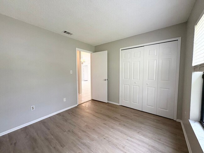 Building Photo - Great 3 BR home ~ Fenced Back Yard ~ A-Rat...