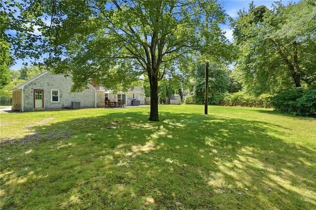 Building Photo - 6 Lakewood Dr