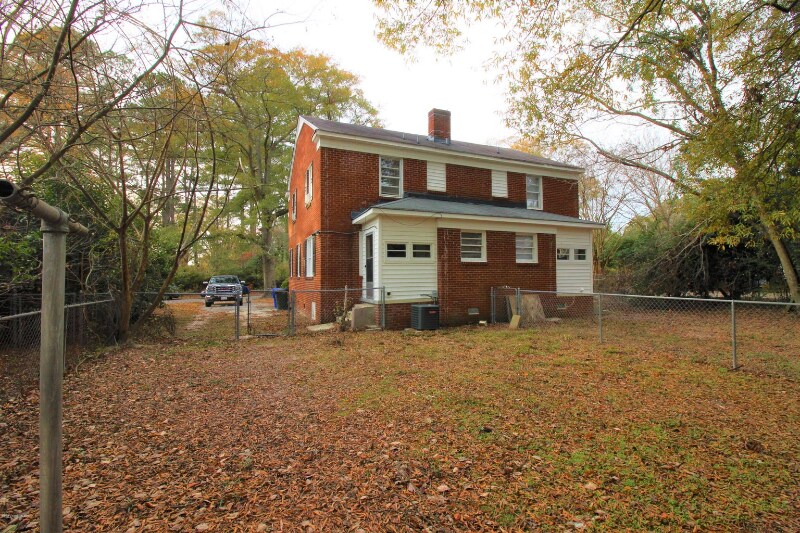 Building Photo - 503 S Oak St