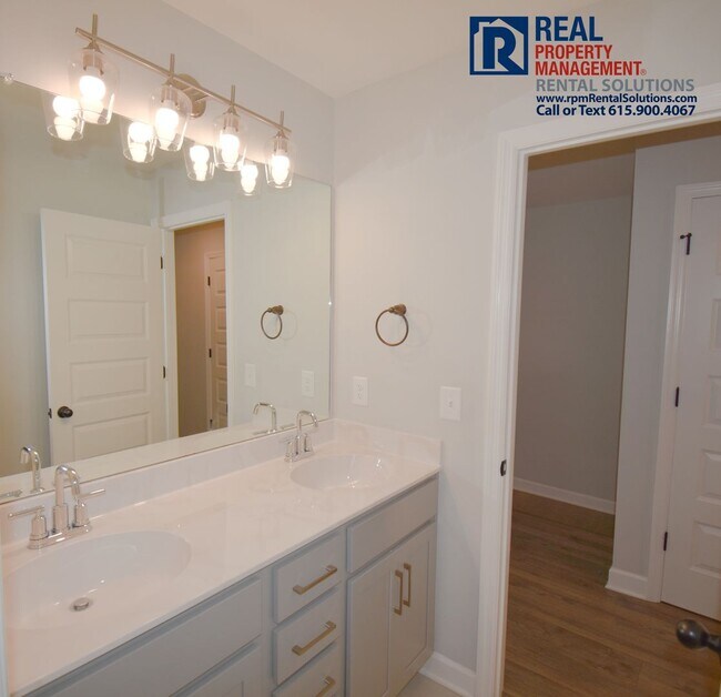 Building Photo - Beautiful, modern 4 bdrm home with attache...
