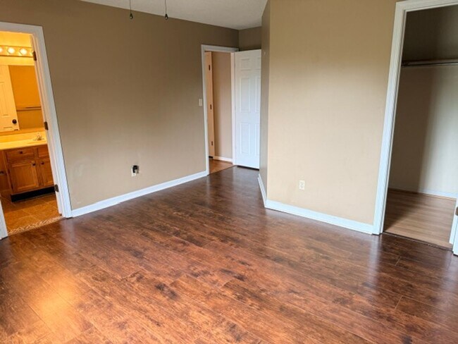 Building Photo - Maryville City 37804 - 4 bedroom, 3 bath Townhome - Contact Troy Adams (865) 233-6949
