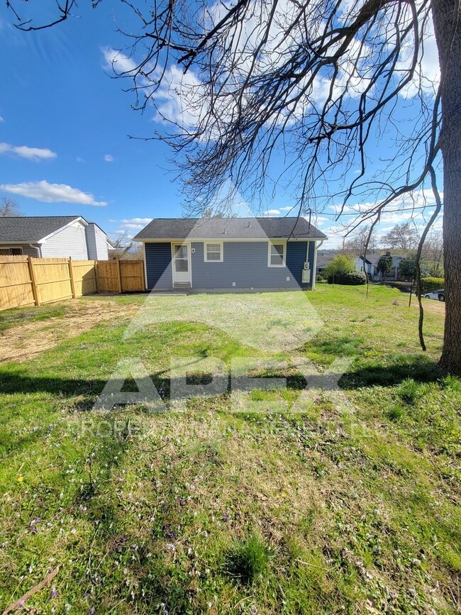 Building Photo - Renovated - 2 Bd 1 Ba Single Family home in North Knox close to downtown!