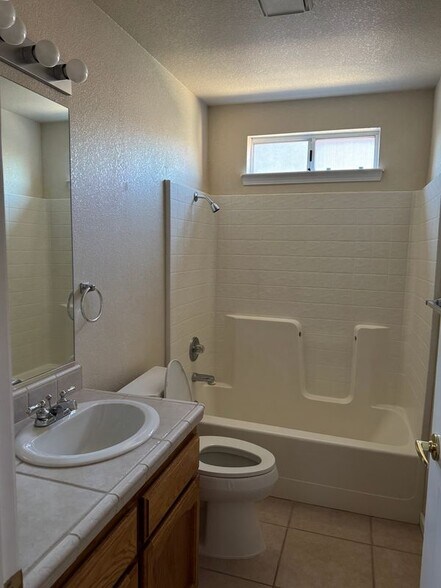 Building Photo - 2837 Howard Dr
