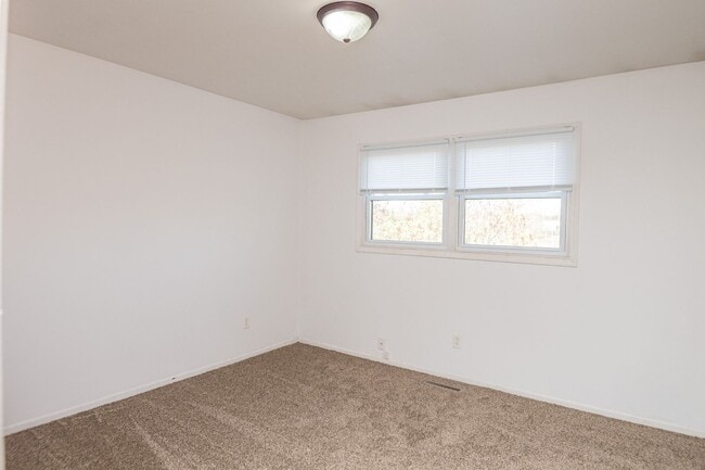 Building Photo - 2 bed 1 bath Duplex with basement in Portage