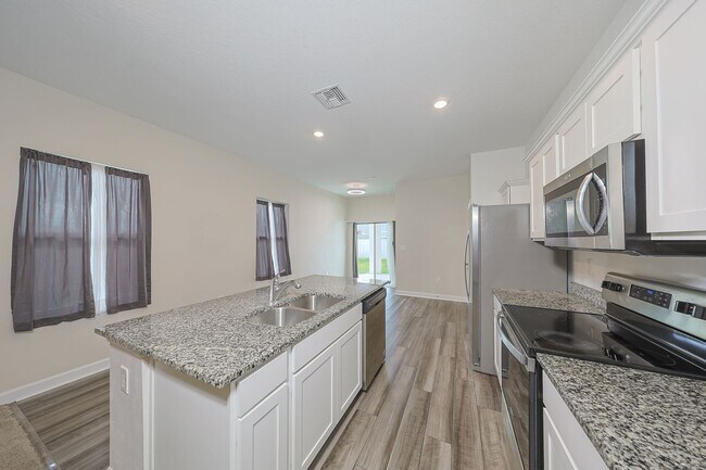 Building Photo - Beautiful Home 3/2/2 Home