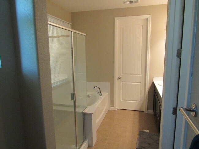 Building Photo - Beautiful 4 Bed/ 2.5 Bath Home close to Pi...