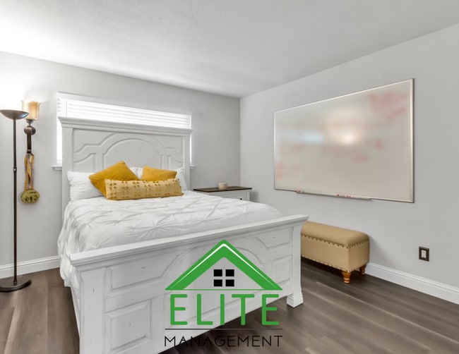 Building Photo - A Beautifully Maintained 3-Bedroom Home in...