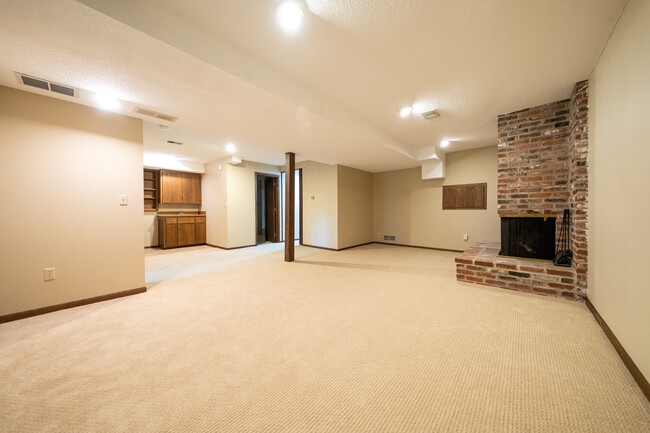 Building Photo - 5704 Duncan Ln