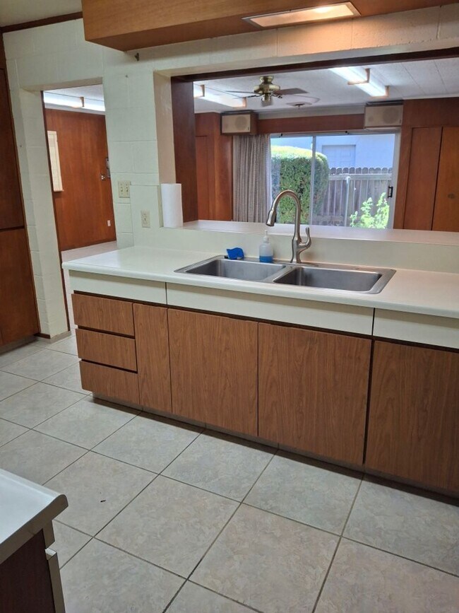 Building Photo - COMING SOON!!! Beautiful South Land Park h...