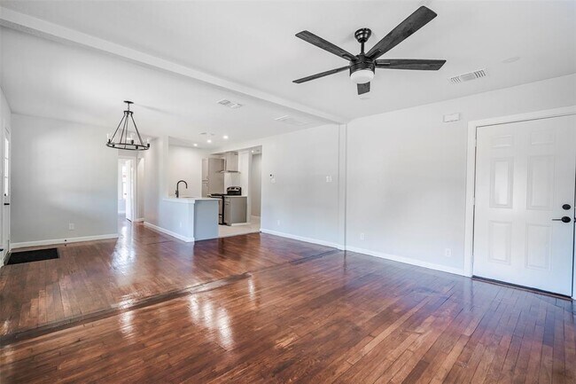 Building Photo - 1819 Pecan St