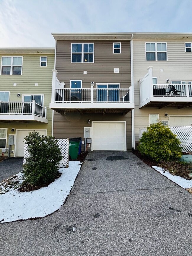 Building Photo - 3-4 Bedroom, 3.5 Bath Townhouse