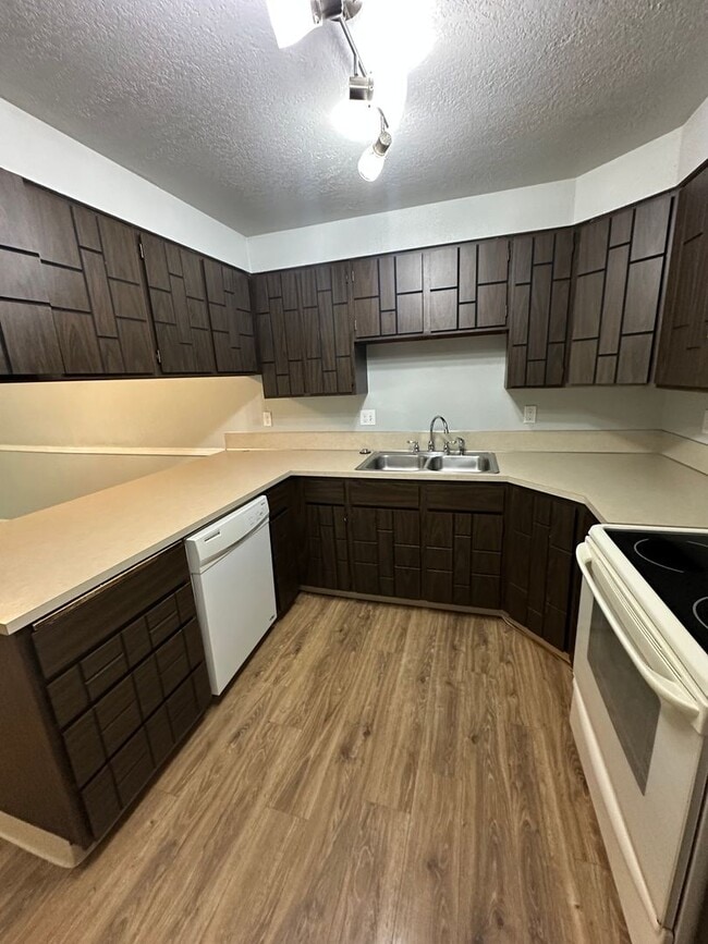 Building Photo - Ready first of June / 3 bedroom 2 bathroom...