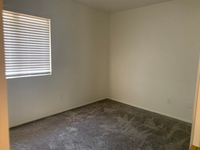 Building Photo - Four Bedroom Home with Utilities included!