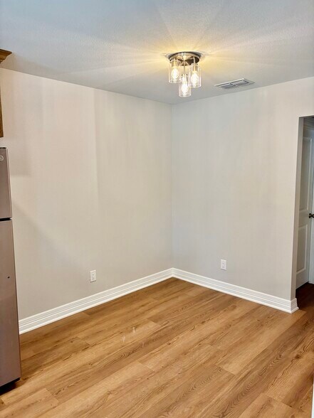 dining - 402 Lake Lamond Rd