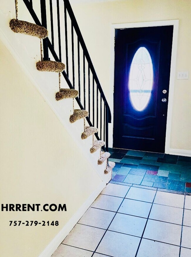Building Photo - Amazing 6 Bedroom 3 Bathroom Two Story Hom...