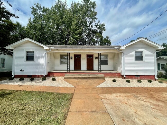 Primary Photo - FREE MONTH'S RENT! Duplex Downtown Athens!...