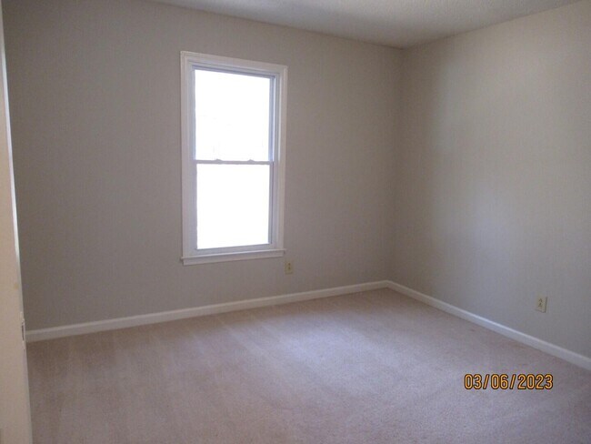 Building Photo - 20 Amos Ct