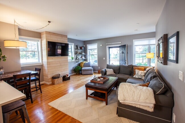 Building Photo - 9 Falkland Pl