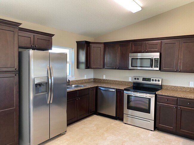 Building Photo - 3/2/2 Silver Spring Shores **Available NOW**
