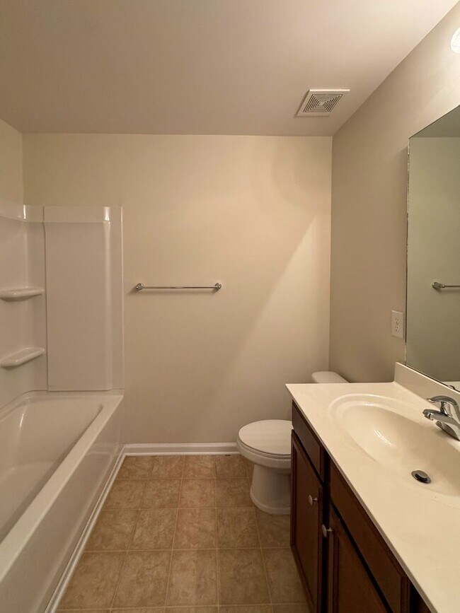 Building Photo - Lovely 5 Bed 3 Bath Home with Community Amenities