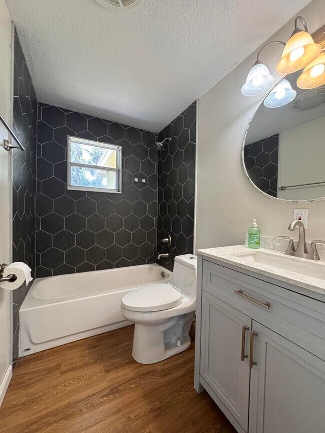 Building Photo - Updated 2 bedroom in South Daytona