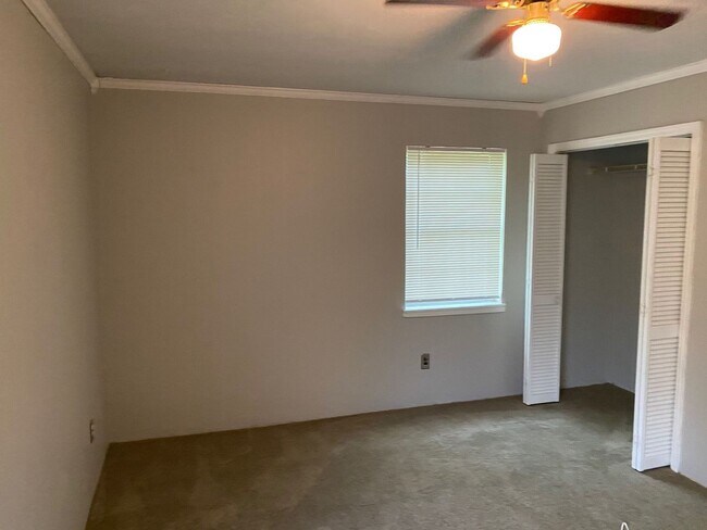 Building Photo - Single family home!