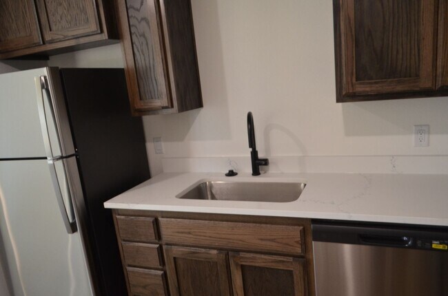 Building Photo - 983 Cline Dr