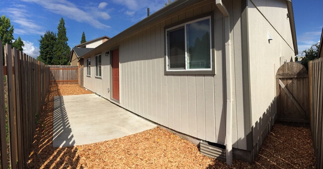 Building Photo - **APRIL MOVE-IN SPECIAL** Newly Remodeled 3 Bedroom Ranch Style Home