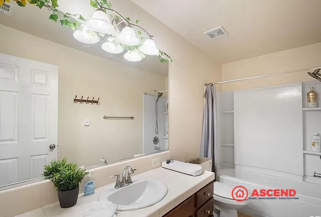 Building Photo - Lovely 4 Bedroom Home in Campus Park Area!