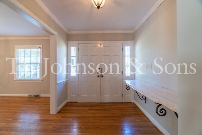 Building Photo - Spacious 5 Bedroom Home in the Heart of Sherwood Forest