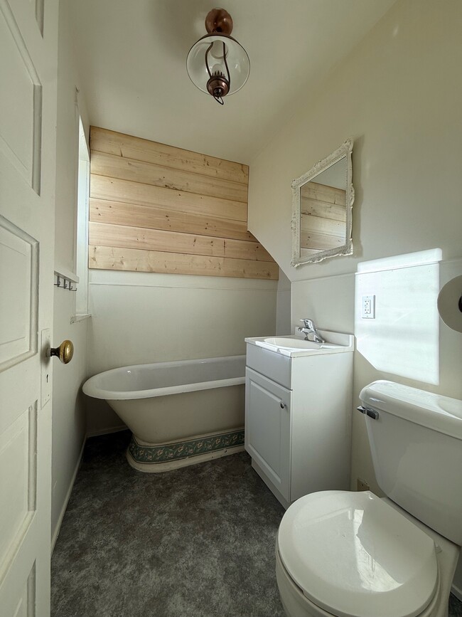 Building Photo - 215 W 5th St