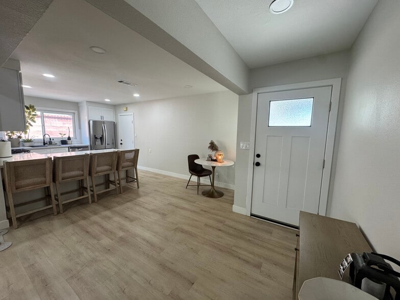 Entryway - 2423 Lennox St