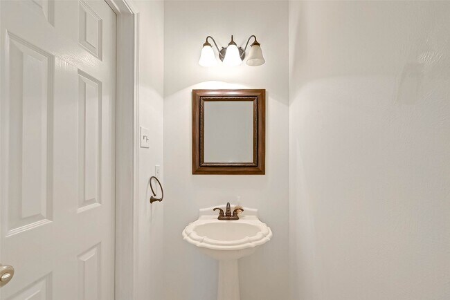 Building Photo - 8846 Gas Light Village Dr