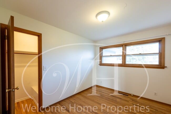 Building Photo - Spacious 5 Bedroom Home with Fenced Yard & Covered Parking