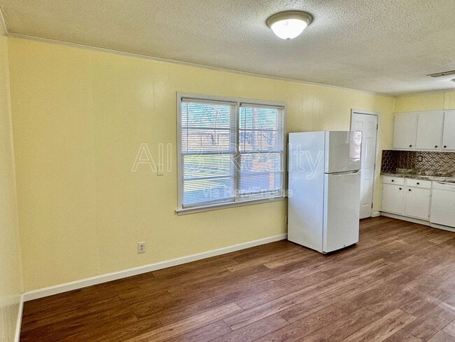 Building Photo - 641 Groveland Dr