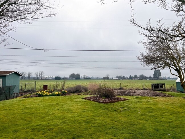 Building Photo - 4BD/2BA SUBURBAN HOME IN COBURG