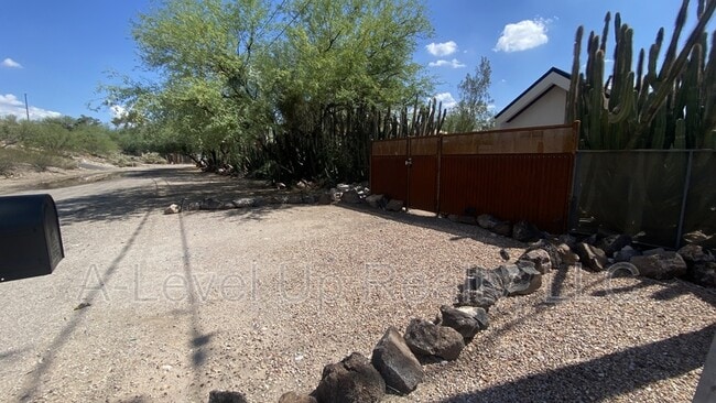 Building Photo - 115 S Silverbell Rd