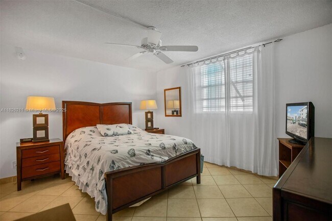 Building Photo - 1913 S Ocean Dr