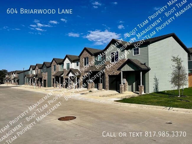 Building Photo - Modern 2022-Built Townhome with Fenced Yar...