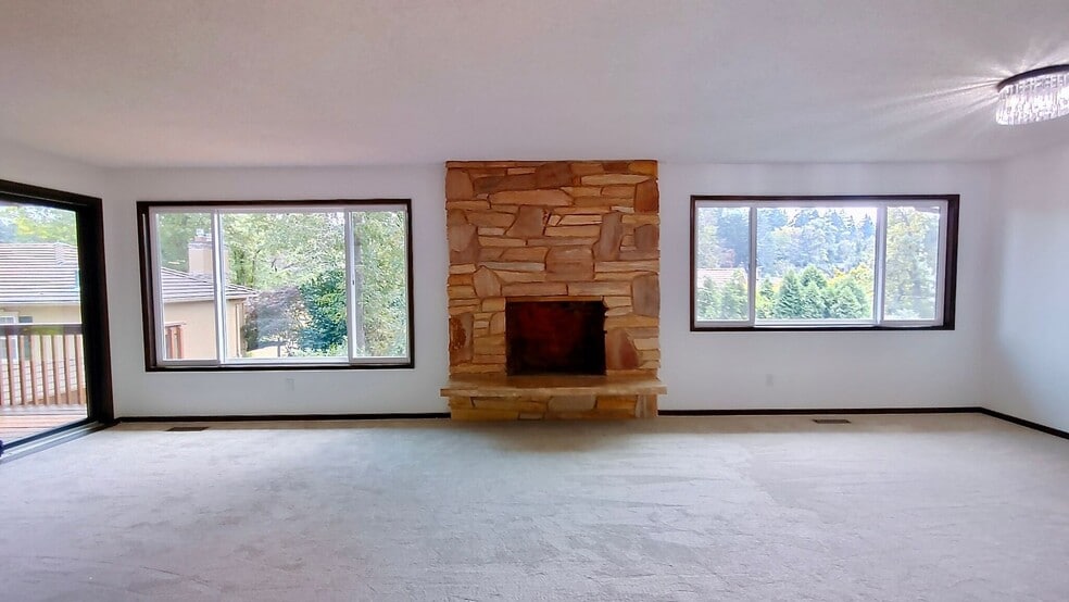 Building Photo - 4470 Lakeview Blvd