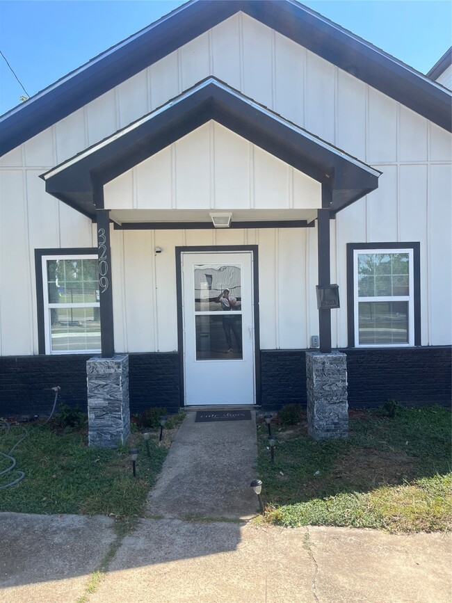 Building Photo - 3209 Ennis St