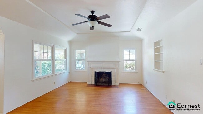 Building Photo - Beautifully Located 2-Bed Home in the Hear...