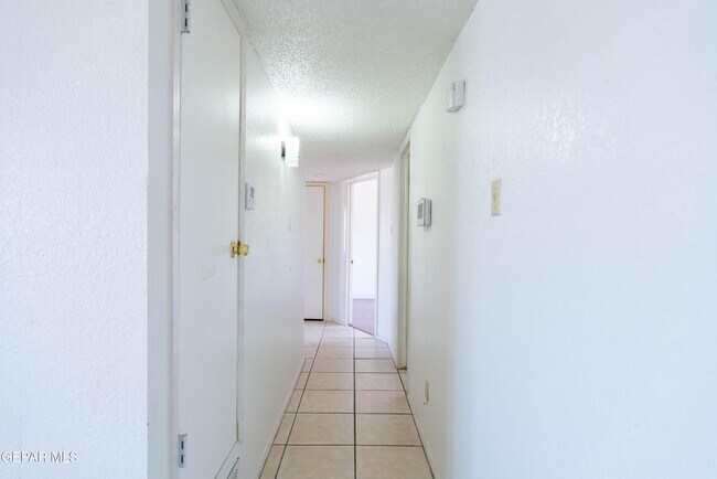 Building Photo - 11516 Meadowbrook Dr