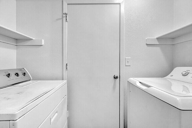 Building Photo - $2,595 - 3 Bed, 1 Bath Newly Renovated Hom...