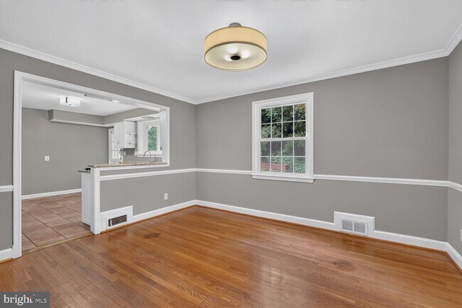 Building Photo - 7215 Rollingwood Dr