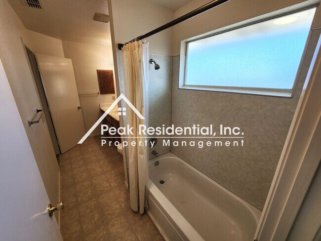 Building Photo - A Very Nice Lincoln 3bd/2ba House with 2-Car Garage